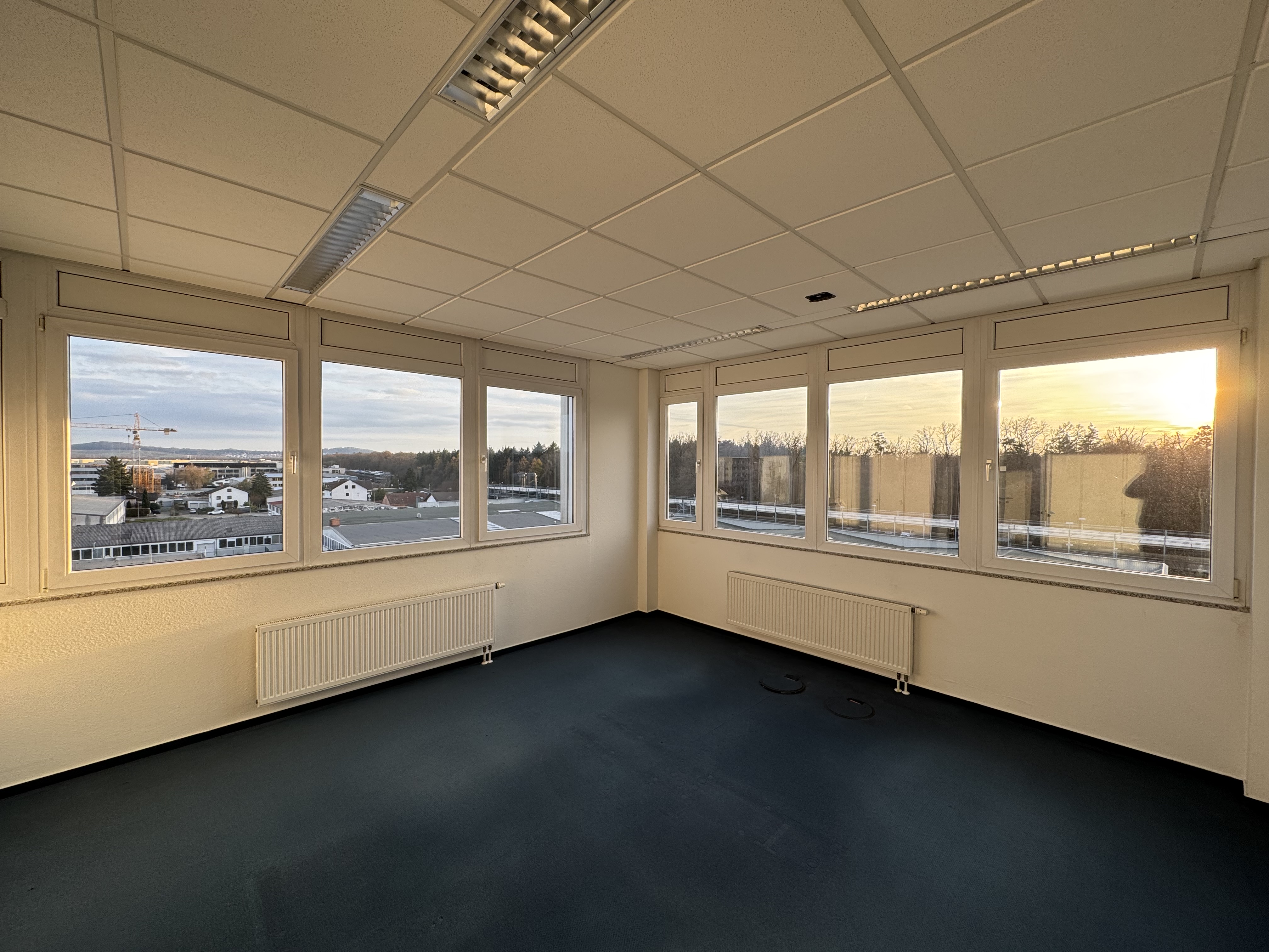 Helles Büro mit großen Fenstern und Ausblick