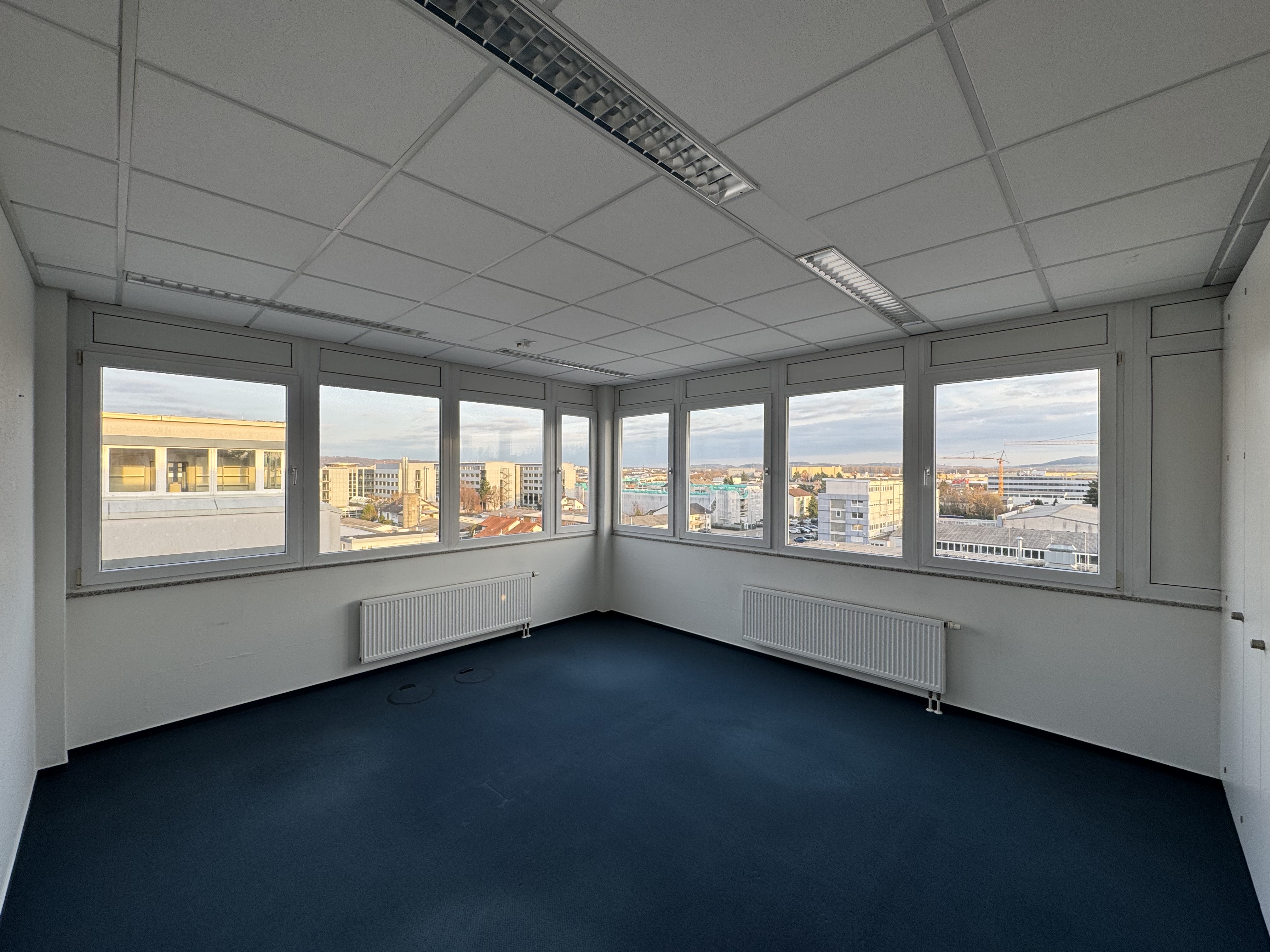 Eckbüro mit Fensterfront und Blick auf Walldorf