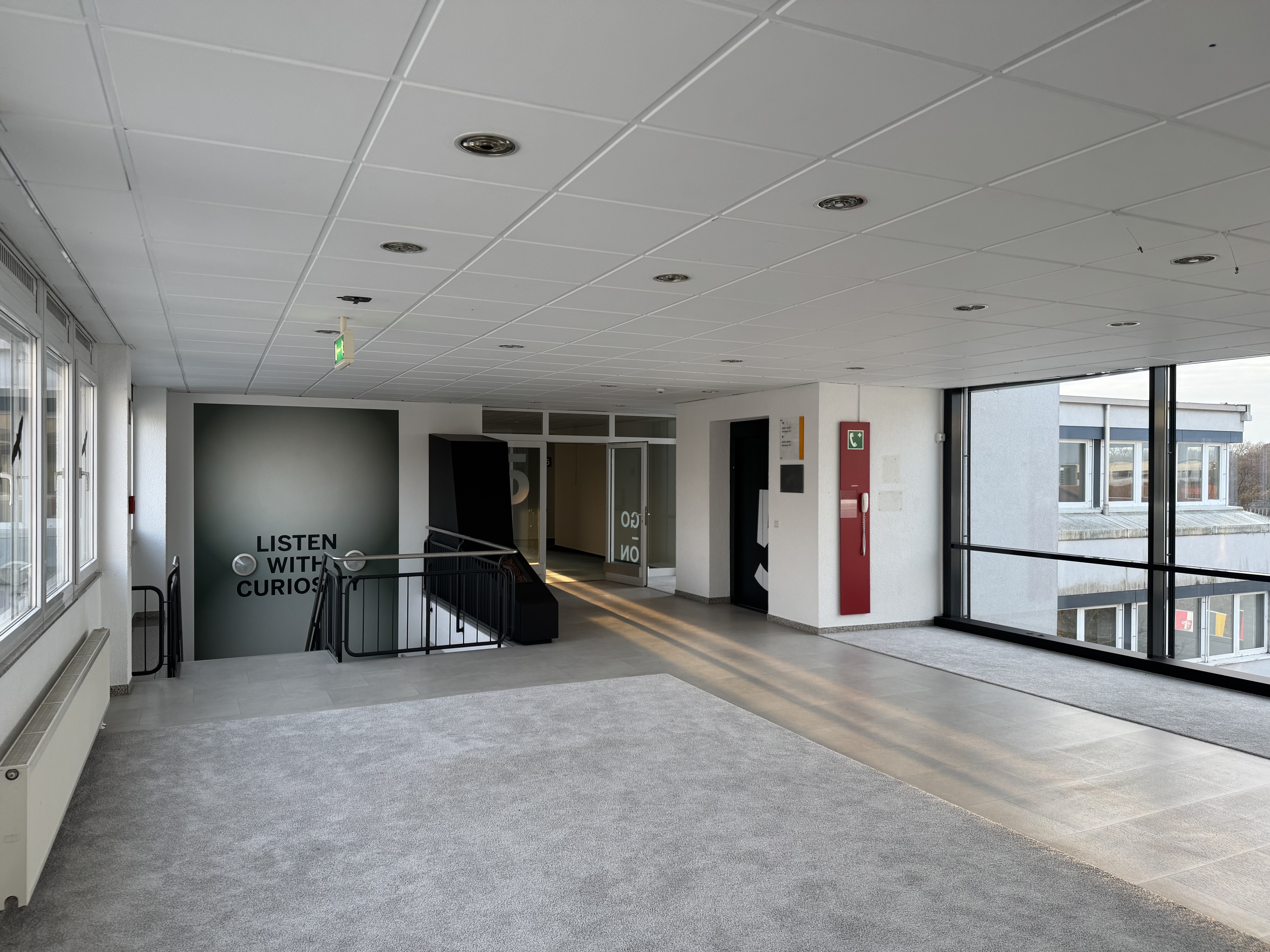 Helle Etage mit Blick über Walldorf